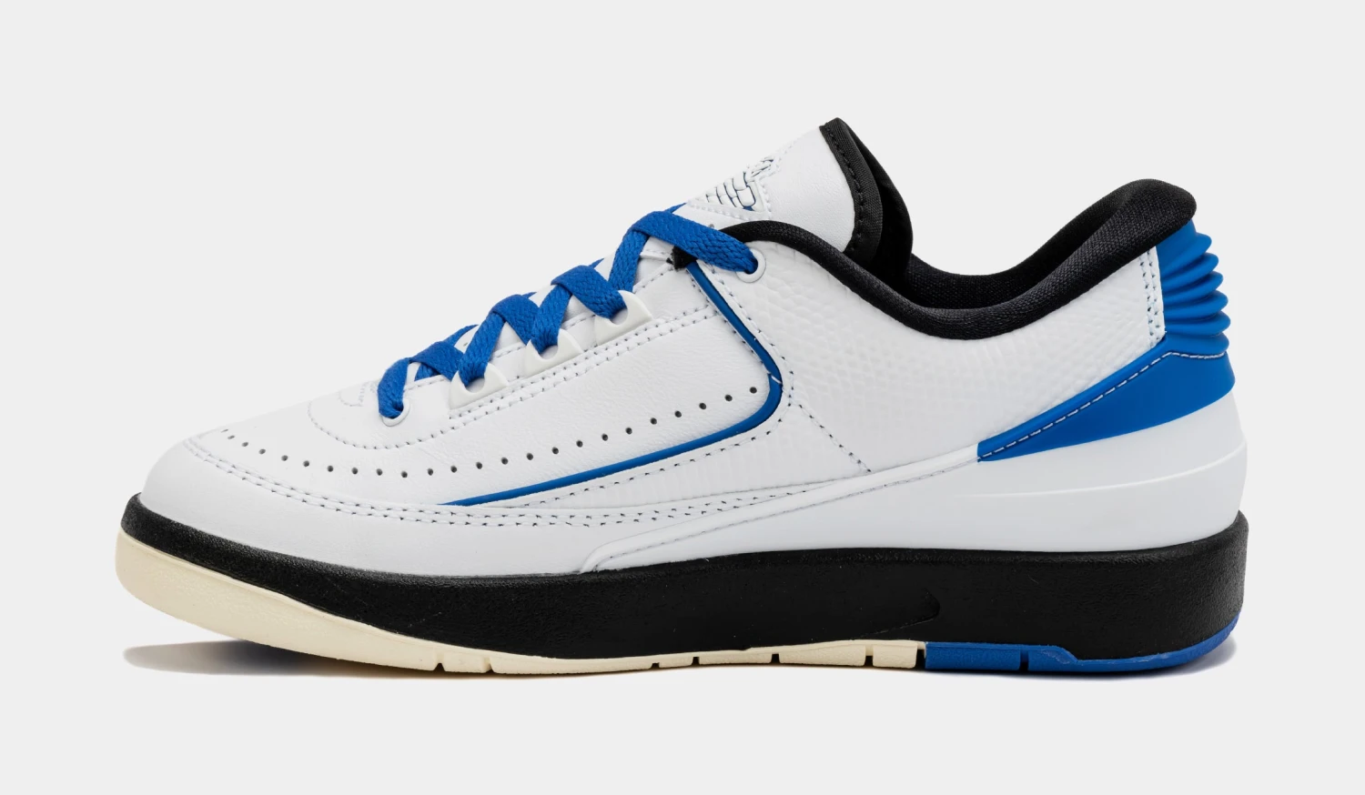 Air Jordan 2 Retro Low Varsity Royal Womens Lifestyle Shoes (White/Blue) 2 Air Jordan 2 Retro Low Varsity Royal Womens Lifestyle Shoes (White/Blue) - Image 2